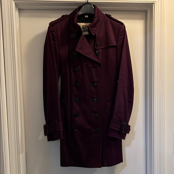 Elegant Double-Breasted Burberry Trench Coat in Deep Burgundy - Picture 1 of 12